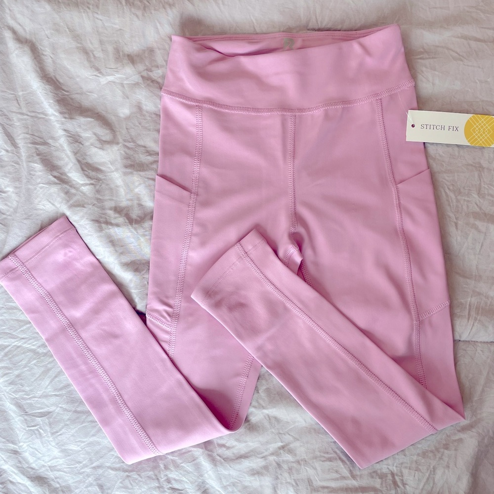 Runway brand girls athletic leggings, light pink e/stretch and side pockets! NWT